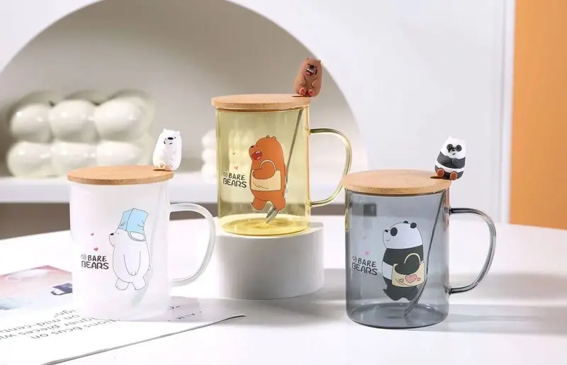 كوب زجاجي بغطاء خشبي وملعقة