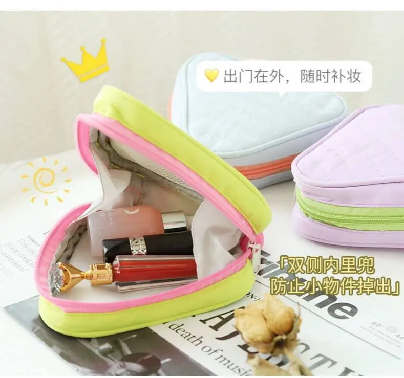 شنطة مكياج بتصميم قلب