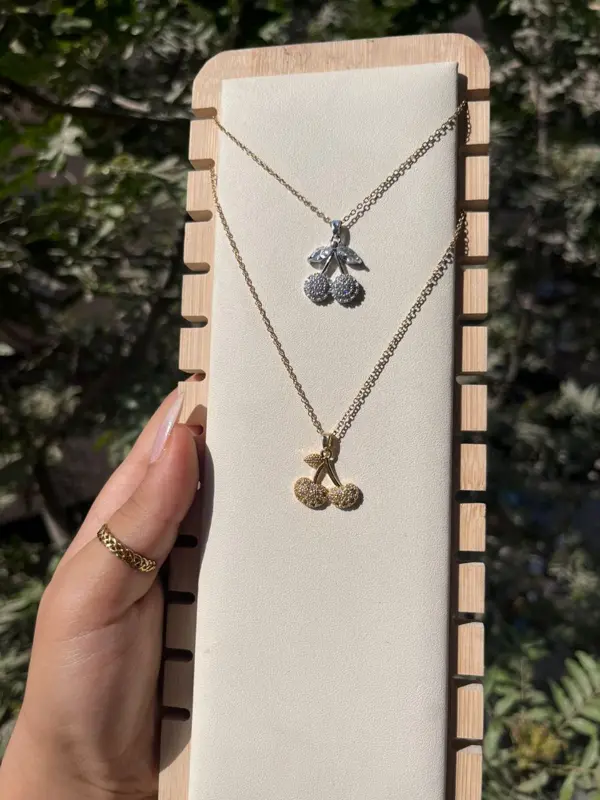 سلسلة متدلية بتصميم فاكهة الكرز