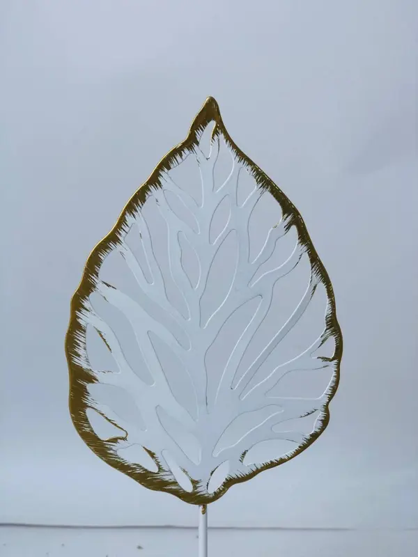 تحفة أوراق الشجر المعدنية