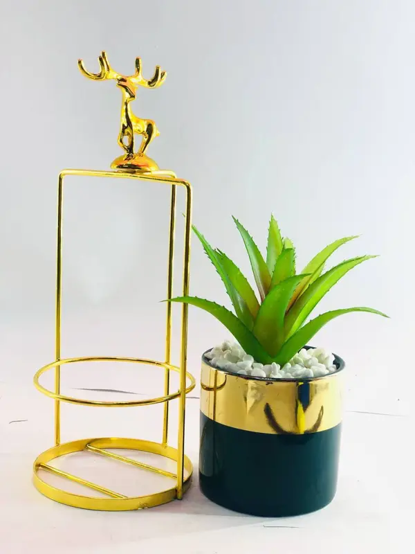 نبات زينة في وعاء خزفي على حامل معدني ذهبي