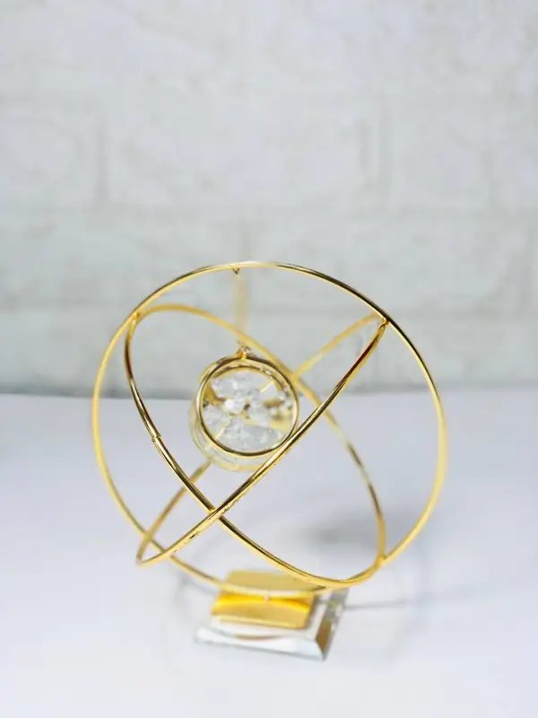 الدلاية البيضاوية الذهبية بتصميم عتيق وكرة زجاجية داخلية