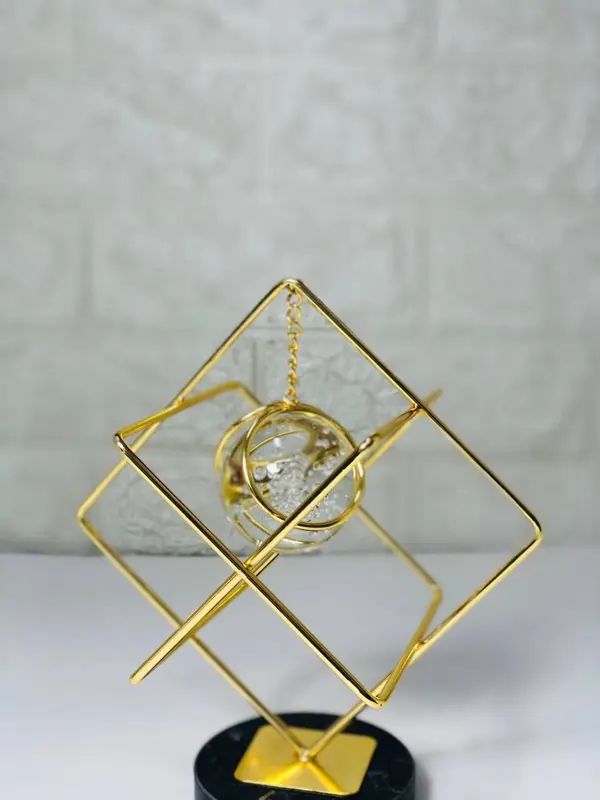 قطعة الديكور الذهبية بكرة زجاجية وقاعدة رخامية