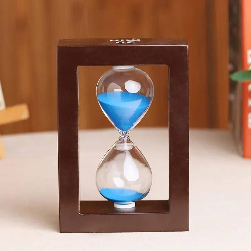 الساعة الرملية الصغيرة بإطار خشبي مربّع ورمل ملوّن
