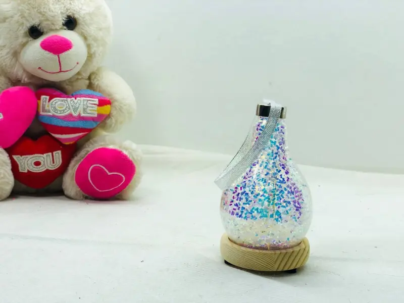 مصباح الجليتر المتوهّج بقاعدة خشبية وإضاءة متعددة الألوان