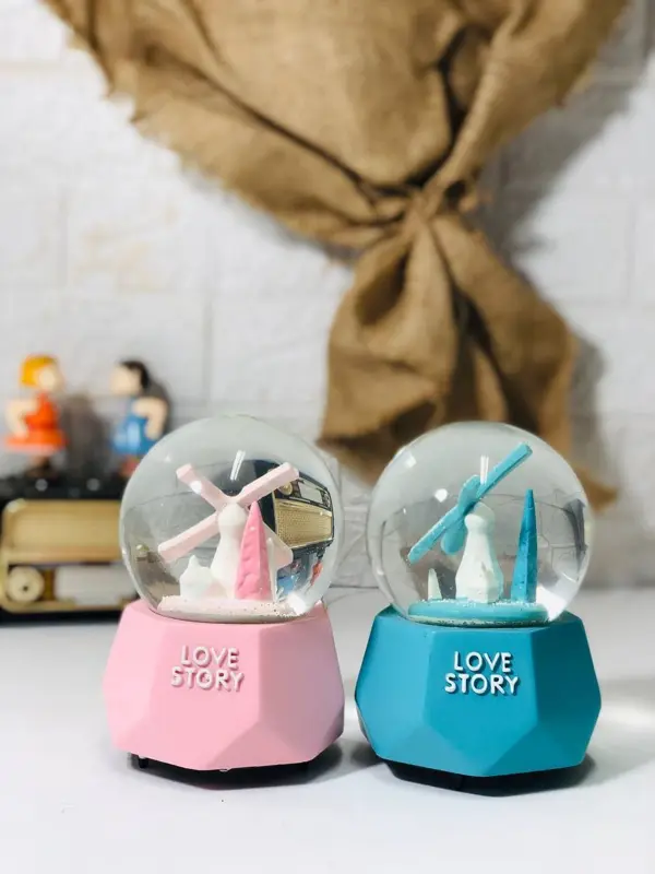 البلّورة الموسيقية الدوّارة بنظام الزمبلك، تصميمان فنيان