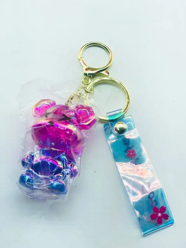 ميدالية الدب الشفاف الجالس الساحرة، بتصميم فريد وألوان جذابة