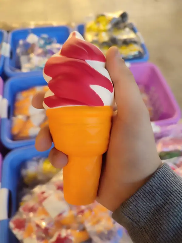 لعبة اسكويشي بشكل الآيس كريم، أداة حسية لتخفيف التوتر بمظهر لطيف