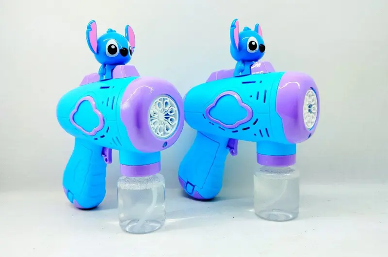 مسدس الفقاعات المضيء بشخصية ستيتش، متعة لا تنتهي مع الأضواء والفقاعات الملونة