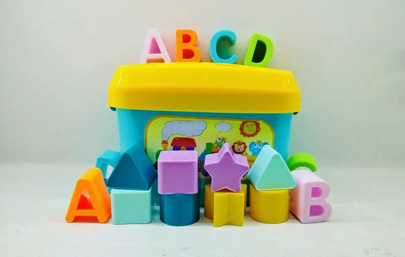 جردل المكعبات التعليمية، مع أحرف وأشكال هندسية و16 قطعة