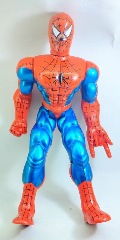 مجسم سبايدر مان السوبر جامبو، بشخصية مفصلية وإضاءة