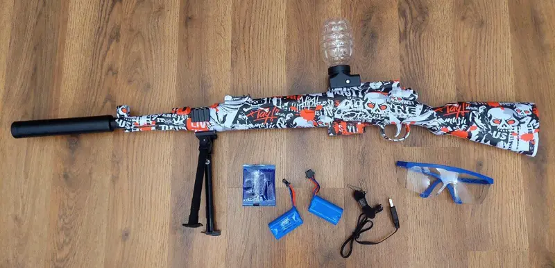 بندقية قذف كرات الجل المائية مع رسوم جرافيتي