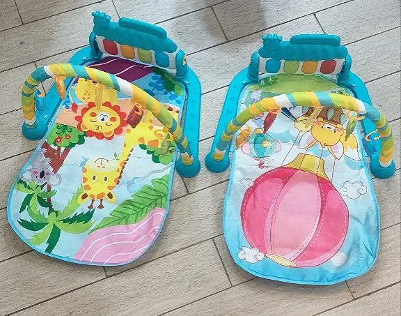 بساط البيانو التفاعلي للرضع مع الألعاب المعلقة