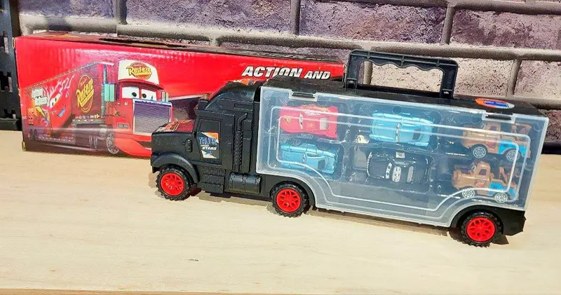 شاحنة نقل السيارات من فيلم كارز