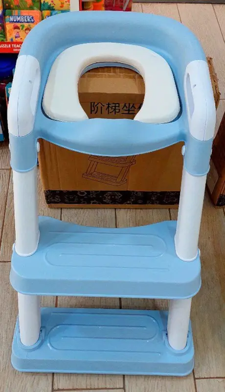 مقعد تدريب المرحاض مع سلم بوتي مدمج للأطفال