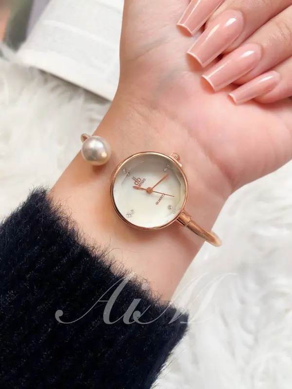 ساعة أنيقة بحزام مغناطيسي نسائي