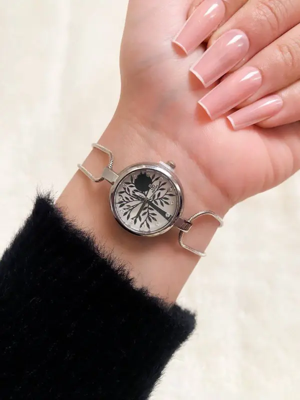 ساعة لؤلؤة النسائية بتصميم أنيق وحزام معدني رفيع