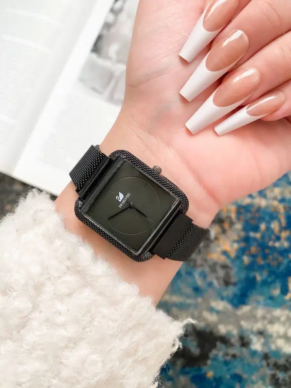 ساعة نسائية بتصميم سماء مرصعة بالنجوم