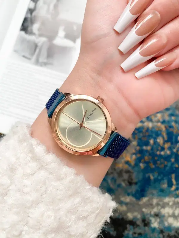 ساعة نسائية بتصميم سماء ليلية متلألئة