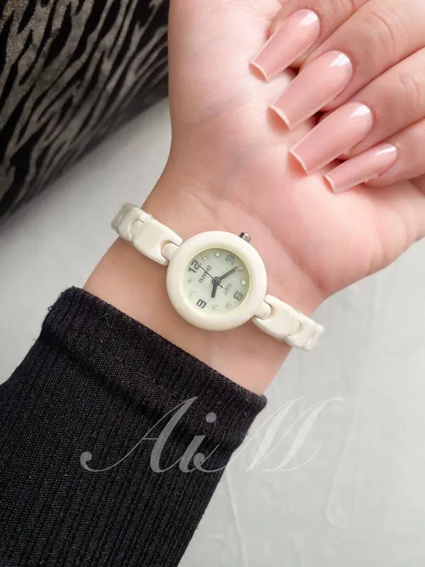 ساعة لوكسيرا النسائية بسوار سيراميك وتصميم أنسيال فاخر