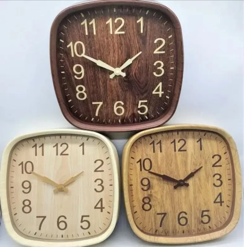 ساعة الحائط الخشبية الكلاسيكية