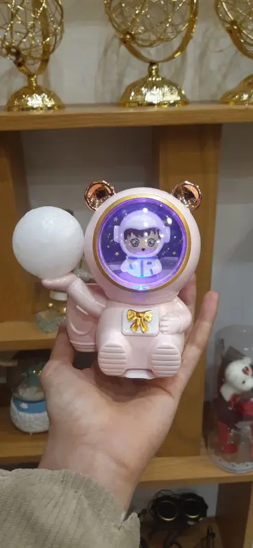 أباجورة رائد الفضاء الكرتونية مع مصباح كوكب مضيء