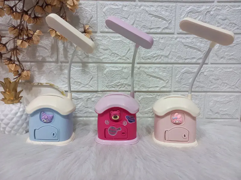 باجورة منزل شخصيات ديزني مع حصالة مدمجة