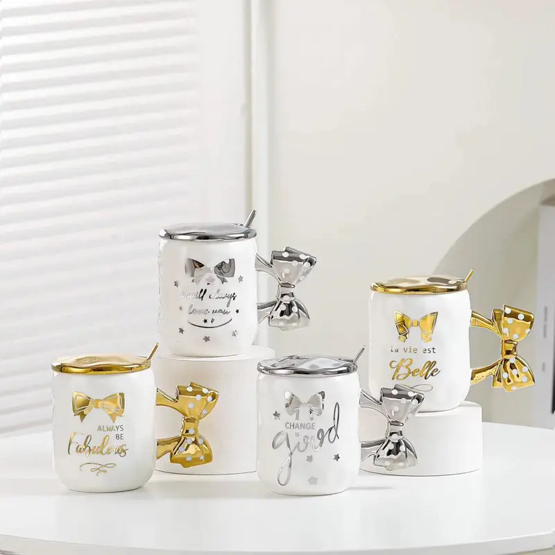 مج فيونكه الأنيق مع غطاء وملعقة