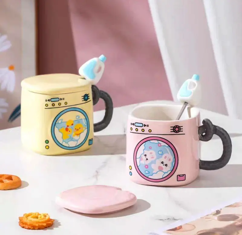 المج الكرتوني الأنيق مع غطاء وملعقة