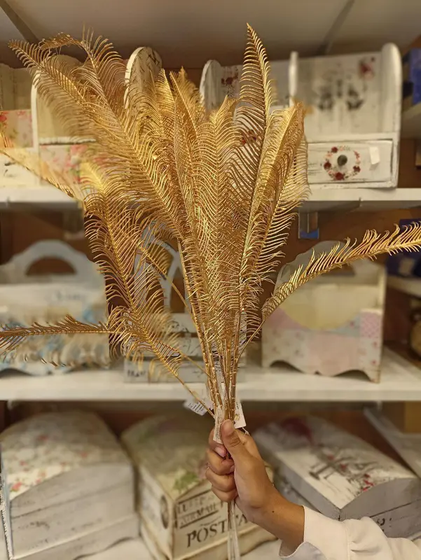 وردة "الحب العاطفي" الذهبية المعبأة في صندوق هدايا أنيق