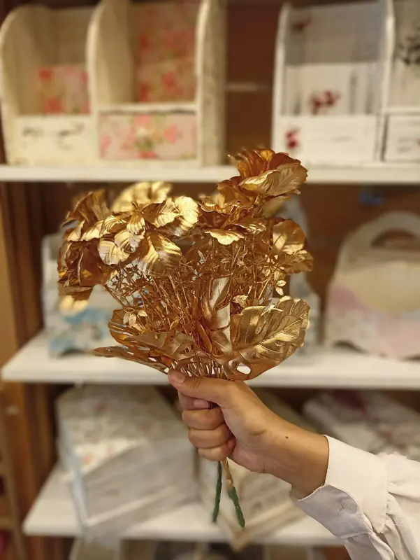 بوكيه "لمسة ذهبية" للورود الخالدة مع لمسات إضافية للتزيين