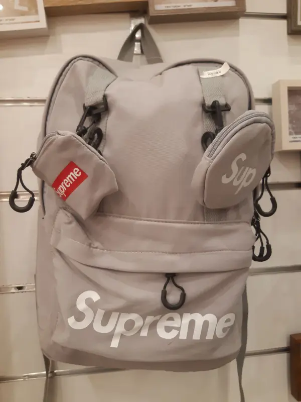 حقيبة "ستايل الشارع" الظهرية من Supreme بتصميم عملي وجذاب