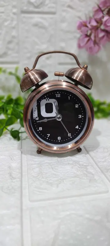 منبه "رنين الزمن" المعدني بتصميم كلاسيكي فريد
