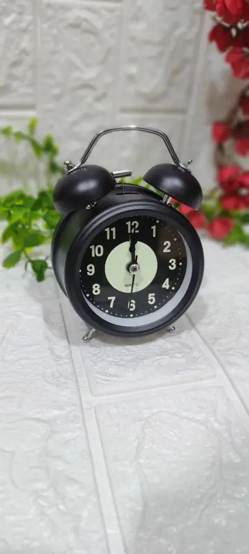 منبه "أصدقاء الطفولة" المعدني بتصميم كلاسيكي وشخصيات كرتونية