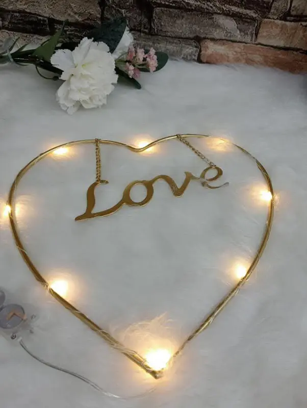 إضاءة "لمسة الحب والبيت" الديكورية بحجم كبير ولون ذهبي جذاب