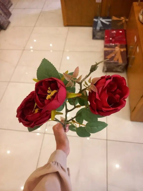 فروع "جمال الطبيعة" الديكورية بورد الجوري وألوانه الزاهية