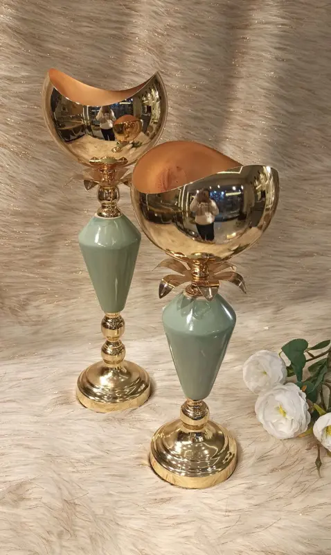 شمعدان "اللمسة الفنية" بتصميم عصري فريد ولونين أنيقين