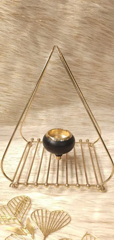 شمعدان "اللمسة الأنيقة" المعدني بتصميم كلاسيكي فريد