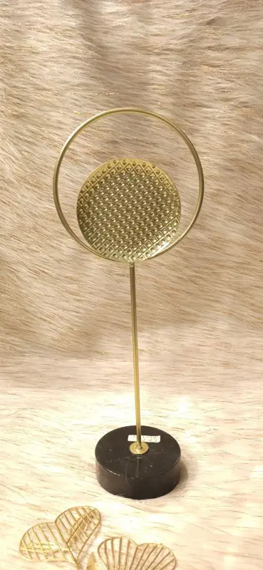 تحفة "بريق الأناقة" الديكورية بتصميم هندسي ولون ذهبي جذاب