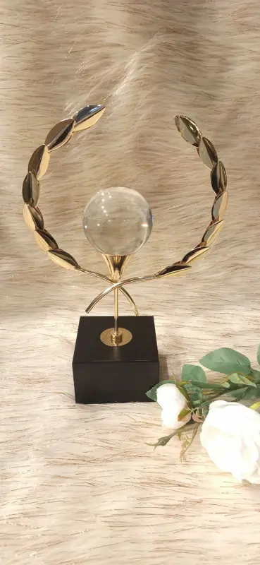 تحفة "التعقيد الأنيق" الديكورية بتصميم ذهبي مجرد