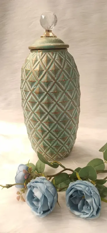 فازة "الجمال الشرقي" البورسلين بتصميم أزرق وأبيض وغطاء أنيق