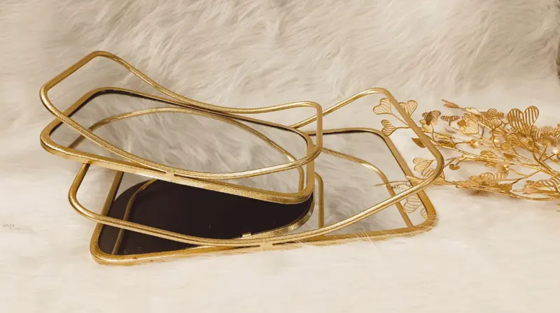 طقم صواني "الضيافة الذهبية" بتصميم أنيق ومرايا عاكسة