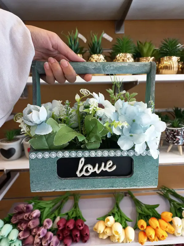 زهرة "الأناقة الطبيعية" الصناعية مع حامل خشبي أنيق