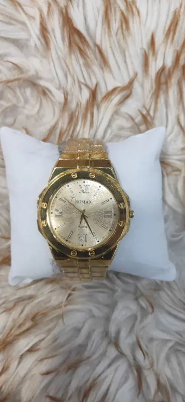 ساعة "ROMAX" المعدنية بتصميمها الذهبي الكلاسيكي