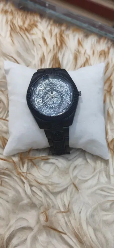 ساعة "ROMAX" المعدنية بتصميمها الذهبي المزخرف