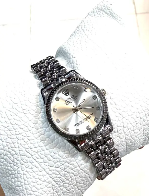 ساعة "ROLEX" النسائية بتصميمها الأنيق ومقاسها الصغير