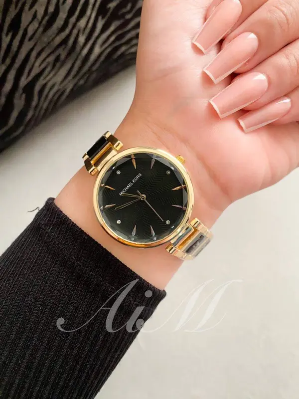 ساعة "إلورا" النسائية بتصميمها الأنيق والمرصع بالكريستال