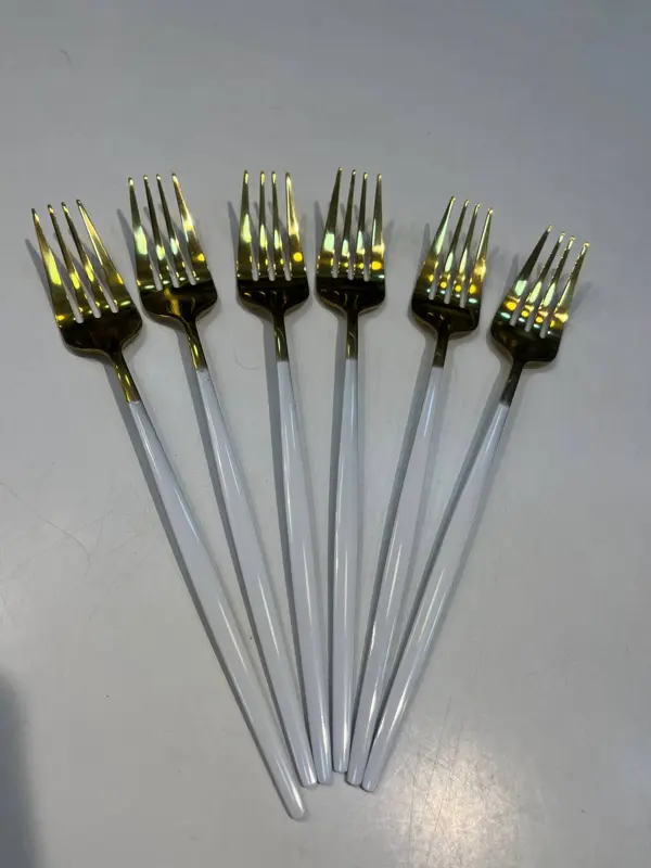 طقم شوك بتصميم عصري باللونين الأسود والأبيض والذهبي