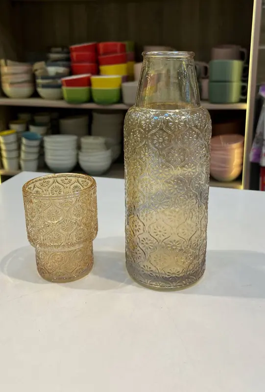 قارورة زجاجية بتصميم ذهبي منقوش