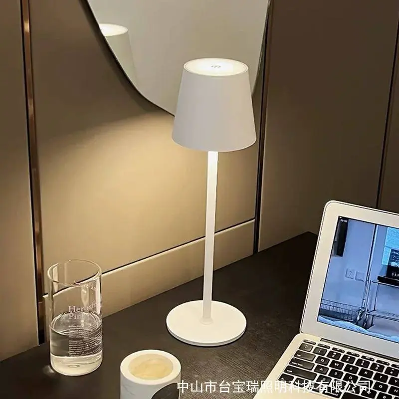 أباجورة كريستال "تاتش" قابلة للشحن (إضاءة 3D متعددة الألوان)